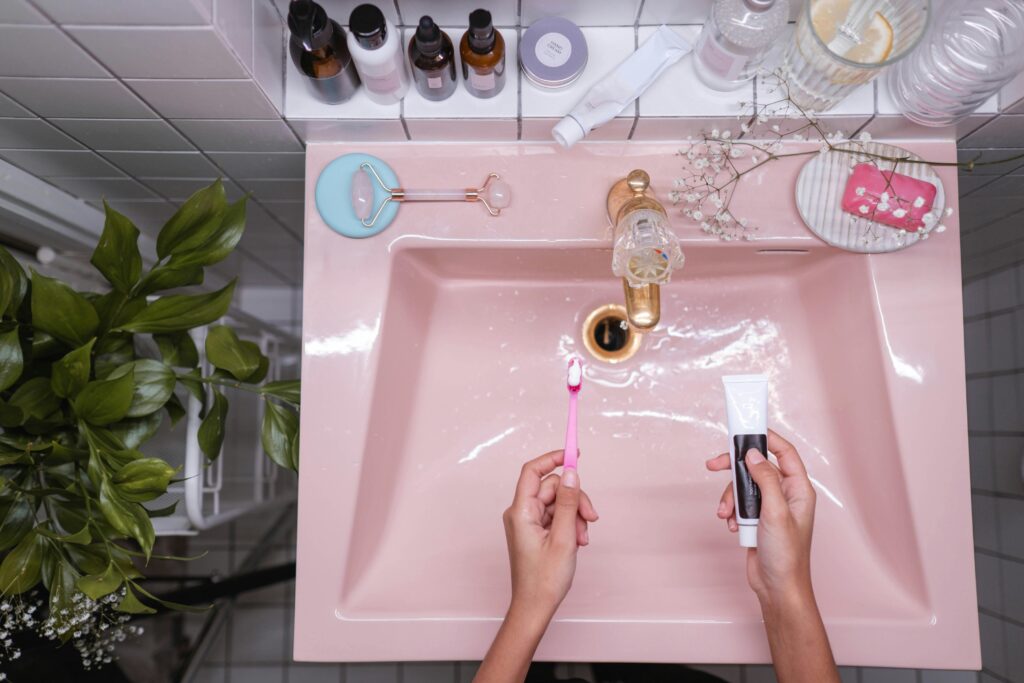 Turn off the tap while brushing your teeth – save water without any extra effort.